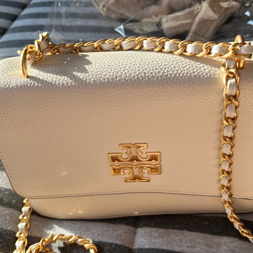 I am selling a beautiful gently used Tory Burch purse.